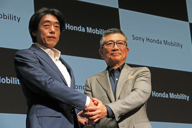 ソニー・ホンダモビリティの水野泰秀代表取締役会長兼CEO（写真向かって右）と川西 泉代表取締役社長兼COO（同左）。