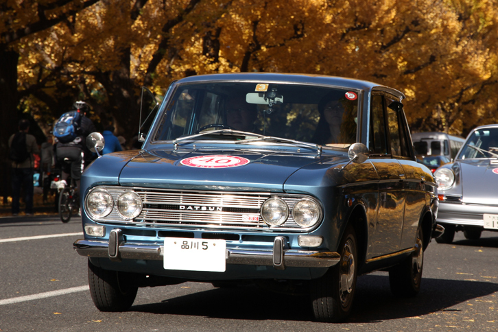 「品川5」のシングルナンバー付きの1966年「ダットサン・ブルーバード1300SS」。SSはスポーツセダンの略で、SUツインキャブ仕様の1.3リッターエンジンを積んだ2代目ブルーバードの高性能版。今となっては、さらにハイパフォーマンスな「1600SSS（スーパースポーツセダン）」よりも希少。