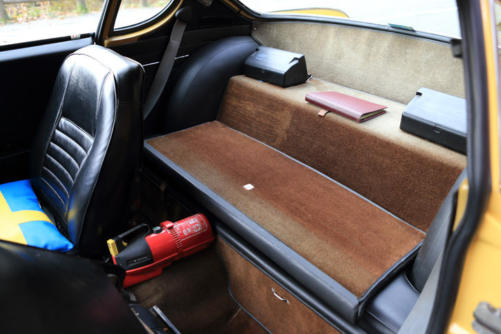 後席スペースは、背もたれを倒すと写真のように荷室としても使えるようになっていた。