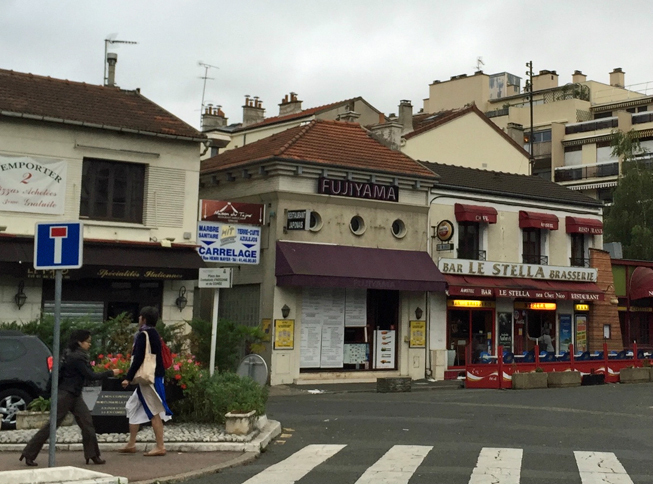 「YAMAGATA」「SAITAMA」……パリでは「47の都道府県がすべてそろっているのでは？」と思うほど、県名を冠した和食レストランを多く見かける。写真の店は、屋号（FUJIYAMA）に対して“本物感”が薄かったのか、すでに閉じていた。