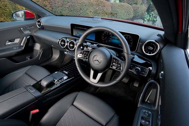 メーター用とインフォテインメントシステム用の、2枚のワイドスクリーンが目を引くインテリア。ダッシュボードは2段構造となっている。