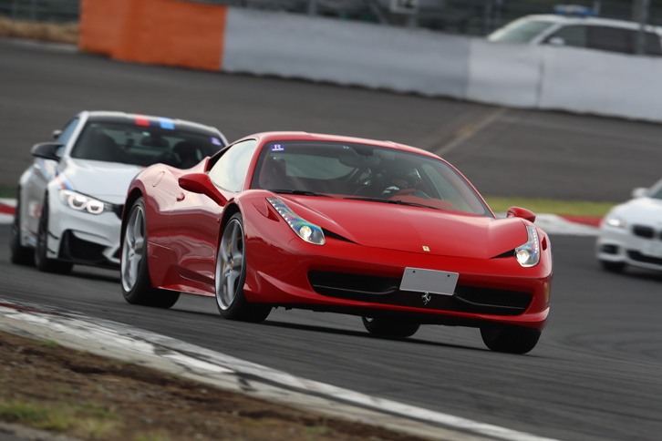 ニコル・グループではBMWアルピナのほかにもさまざまなブランドを取り扱っている。写真はサーキットを走る「フェラーリ458イタリア」。