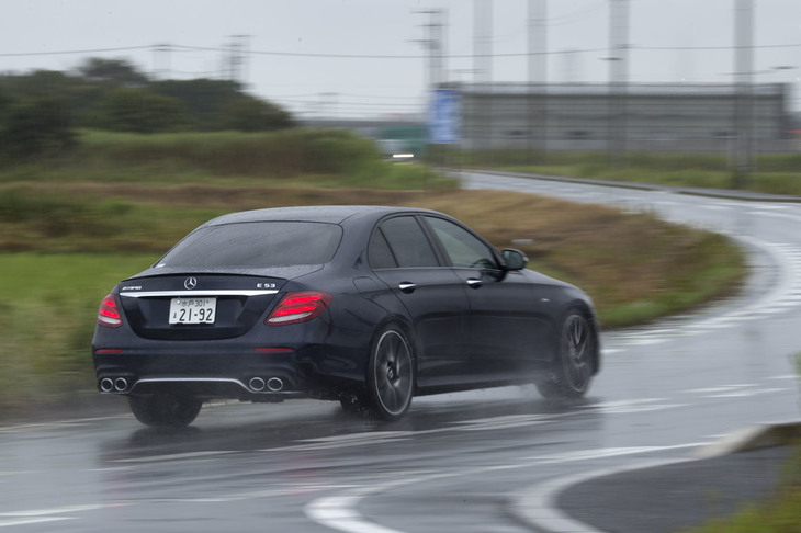 前後のトルク配分は、50：50から0：100の範囲で変化する。「0：100の状態ではFRモデルのような走りが味わえる」という。