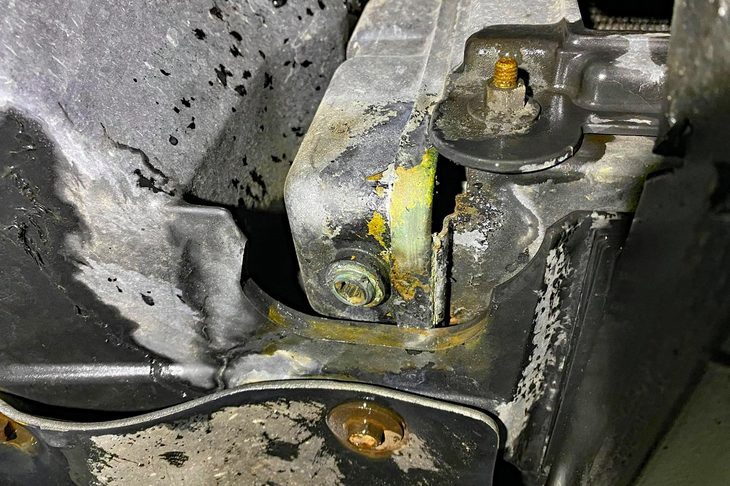 ラジエーターからの冷却水漏れの跡。せっかくなので、交換がてらコア増しもしてもらいましょう。夏までに間に合うといいな。（写真：コレクションズ）