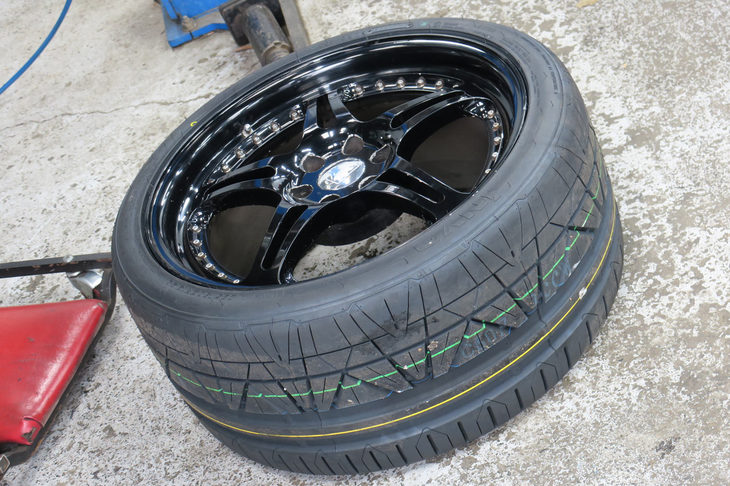 新たに装着するタイヤは「ニットー・インヴォ」。ハイグリップと乗り心地のよさを同時にうたう一品である。……たまに見かける、「カレーも売りのラーメン屋」みたいなのじゃないといいな。