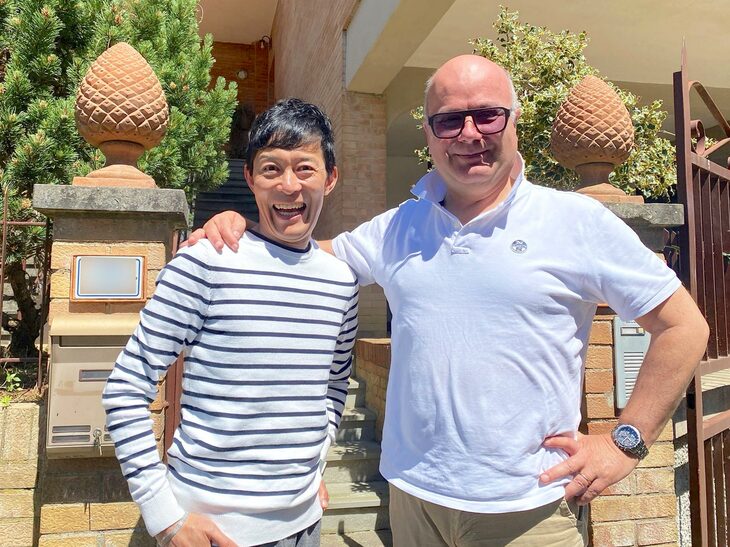 2025年初夏、十数年ぶりに再会を果たした筆者（写真左）とアンドレア（同右）。