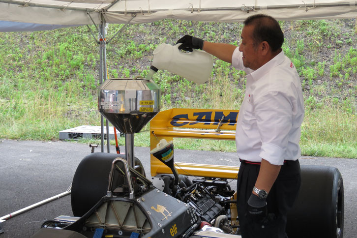 「ロータス ホンダ100T」の給油シーン。燃料はAVgas（アブガス）といわれる有鉛ガソリン。