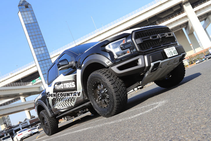 全長×全幅×全高＝5890×2459×1994mmという特大のボディーが目を引くスーパークルー（4ドア）の「F-150ラプター」。2ドアのスーパーキャブも用意されているが、それでも全長は5588mmである。