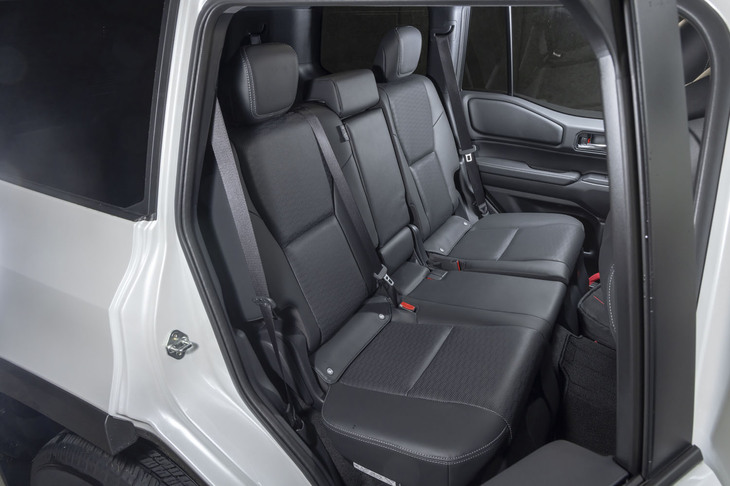 最上級の「ZX」とは異なり、2列目にはシートの温度調節機能がない。座面と背もたれは格納してタンブルアップが可能。