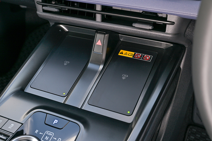 スマートフォンのワイヤレスチャージャーはセンターコンソールの前端に2つ並んで搭載される。