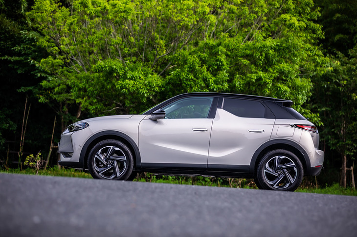 シャークフィン形状のBピラーは、コンパクトハッチバック「DS3」譲りとなる特徴的なデザイン。サイドパネルに中央が下がったプレスラインを入れることで、前後のフェンダーが強調されている。