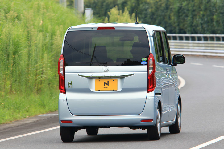 新型「N-BOX」には、標準車、「カスタム」ともども、助手席スーパースライド仕様とフロントベンチシート仕様の両方が設定されている。助手席スーパースライド機構は、グレード名に「EX」と付くモデルに装備される。