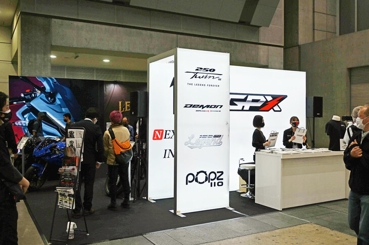 東京モーターサイクルショー2023における、GPX JAPANの展示ブースの様子。