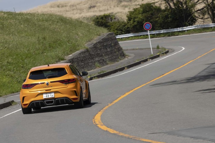 今回はおよそ380kmの道のりを試乗。燃費は満タン法で9.7km/リッター、車載の燃費計で9.1km/リッターを記録した。