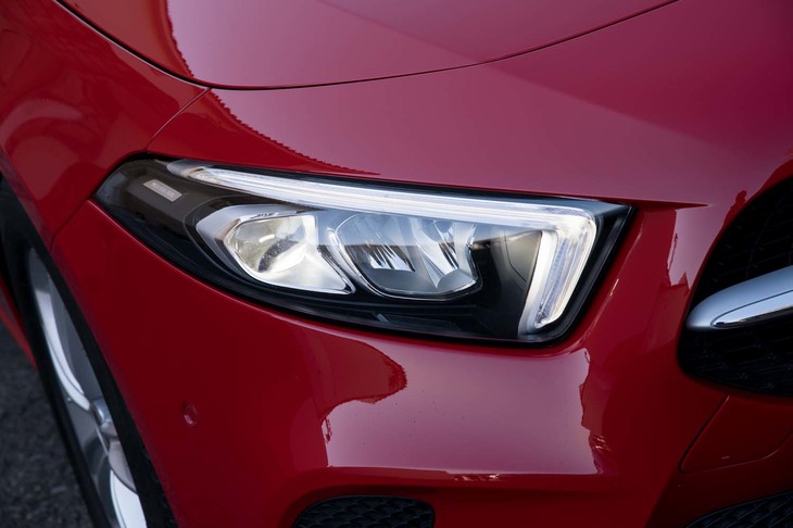 新型「CLS」から採用されているつり目のヘッドライト。くの字型のポジションランプはウインカーとしても機能する。