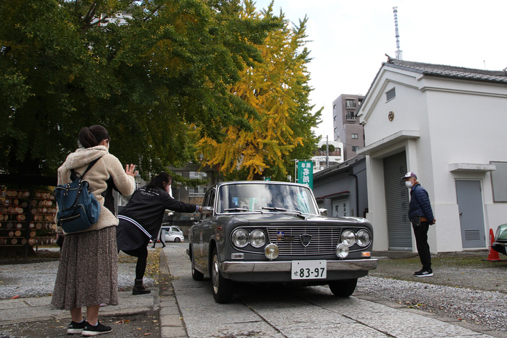 1963年「ランチア・フルヴィア2Cベルリーナ」。右端の白い建物は神輿（みこし）庫だが、屋根の上に東京スカイツリーの先端がのぞいている。