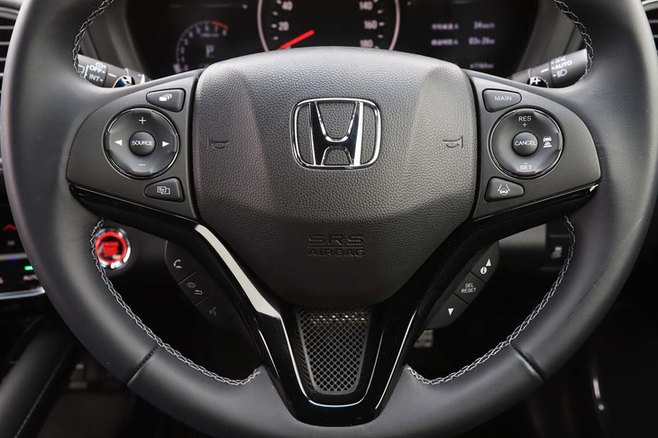 本革巻きのステアリングホイールを標準装備。アダプティブクルーズコントロールの操作ボタンは右側のスポークにレイアウトされている。