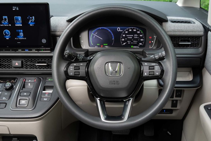 シンプル＆クリーンな「エアー」は装備面で少し制限を受ける。ステアリングホイールはウレタン巻きで、オプションでもレザーは選べない。