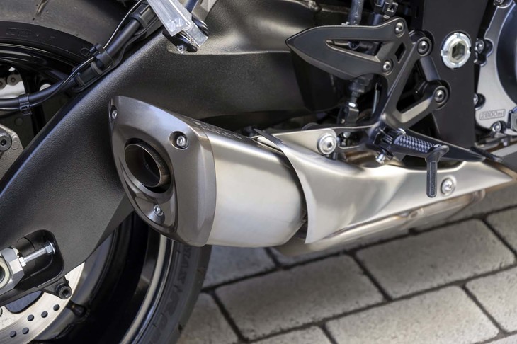 超ショートなデザインのサイレンサー。国内外の最新の排ガス規制に適合しつつ「魅力的な排気音」が追求されている。