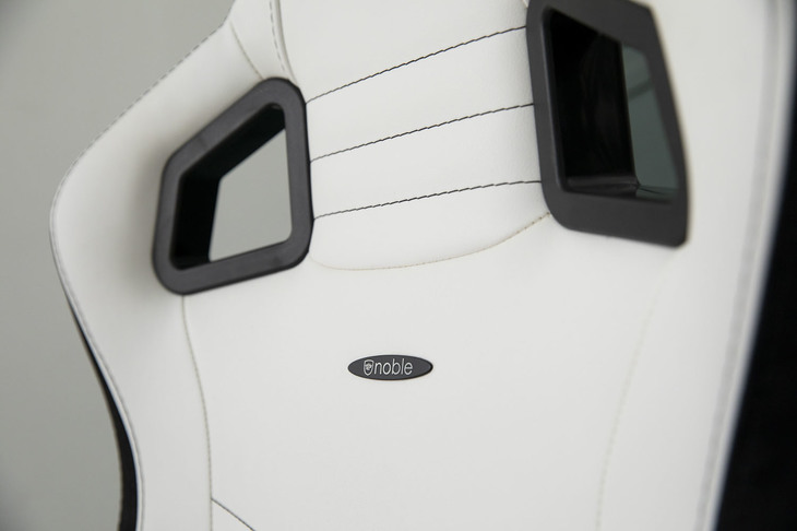 ホワイトとブラックのコントラストが印象的な「EPIC Premium White（エピック プレミアムホワイト）」。価格は5万4816円（税込、2020年4月現在）。