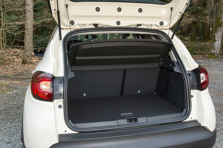 荷室容量は、後席を後端にスライドさせた状態で377リッター、前端にスライドさせた状態で455リッター、ラゲッジボードの位置を下げ、後席をたたんだ状態では1235リッターとなっている。