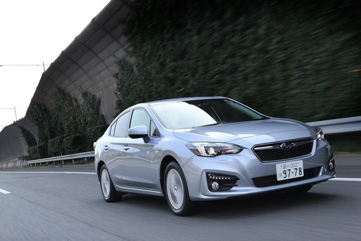 ボディーカラーは有償色を含め全7色。テスト車には「アイスシルバー・メタリック」が採用されていた。