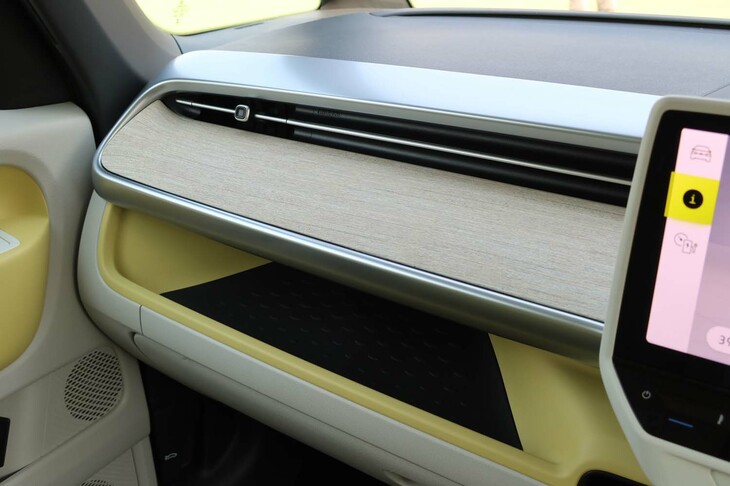 フォルクスワーゲンID.Buzz（助手席前方のパネルおよびトレー）