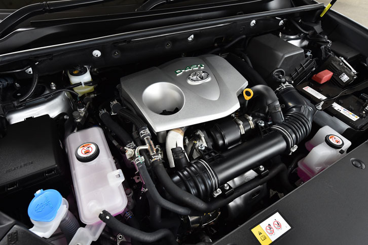 2リッター直4直噴ターボエンジンは最高出力231ps、最大トルク350Nmを発生する。JC08モードの燃費値は、4WDの場合で12.8km/リッター。