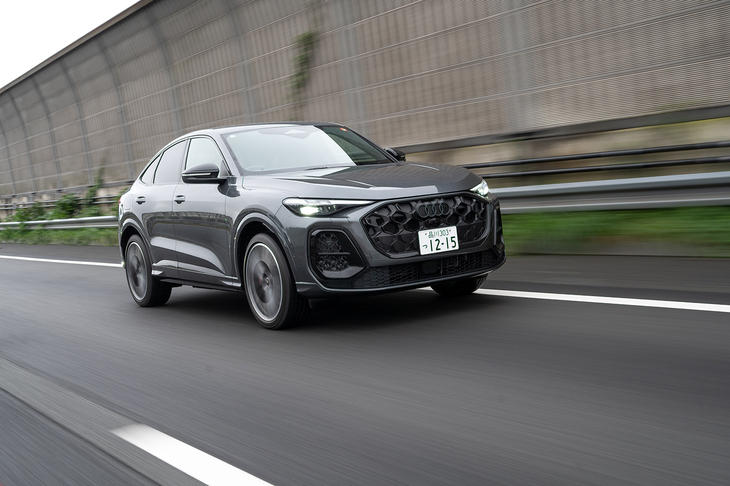 スポーツタイプのアダプティブエアサスペンションはなぜか（？）「ラグジュアリーパッケージ ファインナッパレザー」（71万円）に含まれている。標準ではスポーツタイプのコイルサスが備わる。