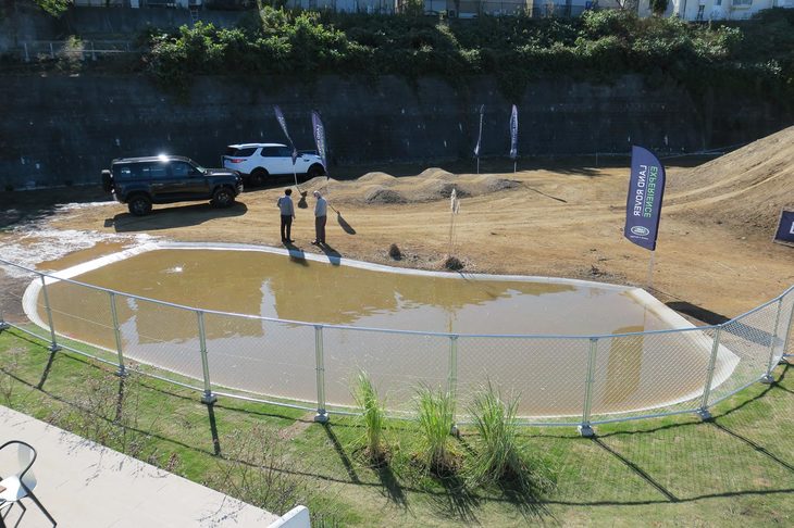 新設された、もうひとつの目玉施設「ジャガー・ランドローバー柏 エクスペリエンスセンター」のパノラマ。1枚の写真では収まり切れないので、2枚に分けてご紹介。