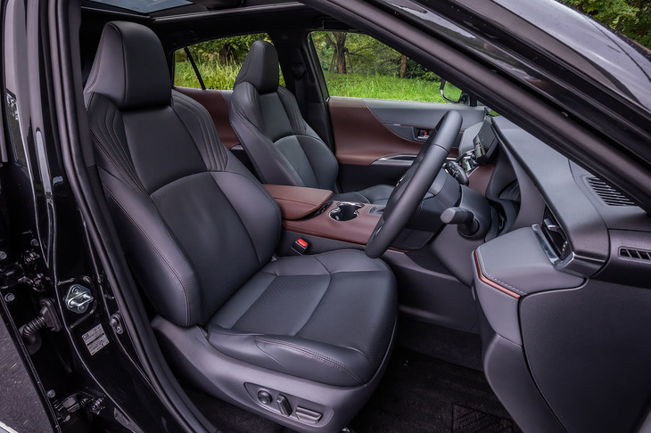 「Z“レザーパッケージ”」の前席には、「快適温熱シート＋シートベンチレーション」機能付きの本革シートが標準装備される。