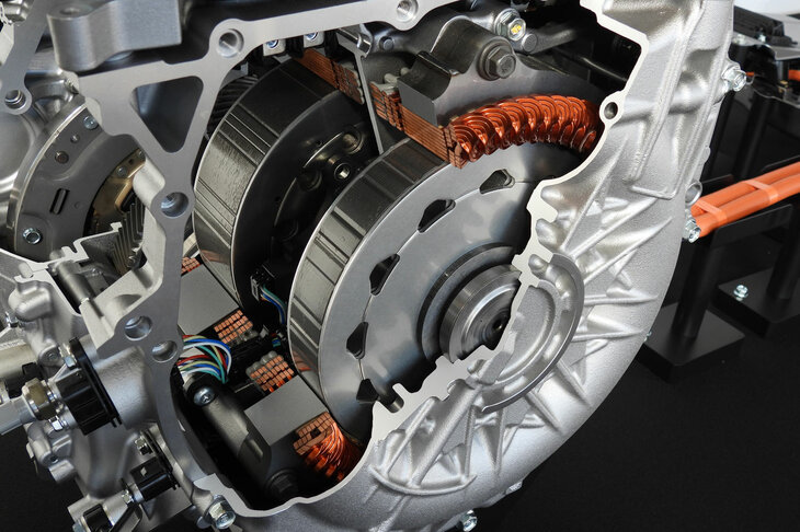 電動モーターの設計も見直しており、ローター内の永久磁石の形状を最適化するなどしてトルク密度を向上。小型化・高効率化・省資源化を追求している。