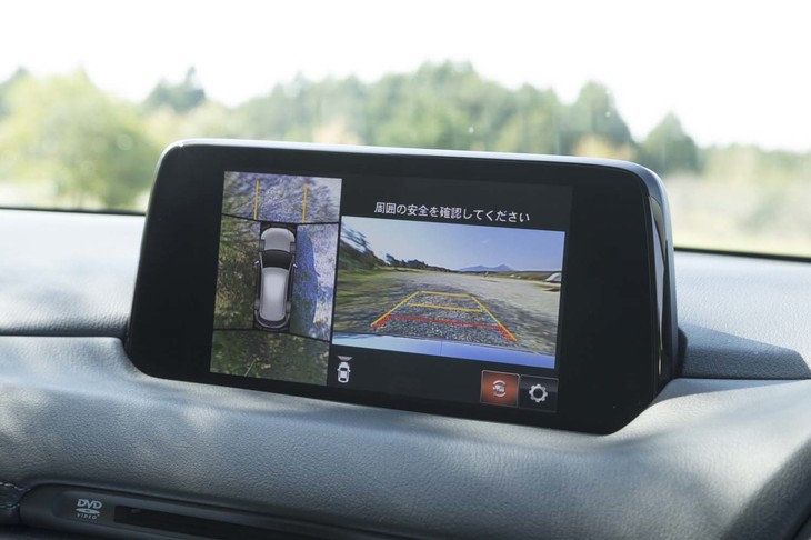 上から見下ろしたような映像をディスプレイに表示できる「360度ビューモニター」（画面左）も、今回のマイナーチェンジで設定された機能のひとつ。高精細なカメラ映像が便利。