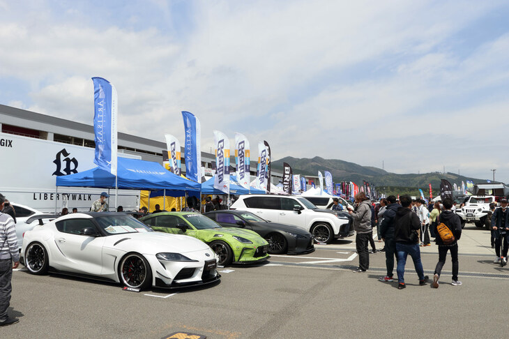 メイン会場であるAパドックでは、自動車メーカーやカー用品メーカーなどのブースが設けられ、多くの来場者でにぎわっていた。専門のスタッフに、商品について詳しく質問できる点も好評だったようだ。