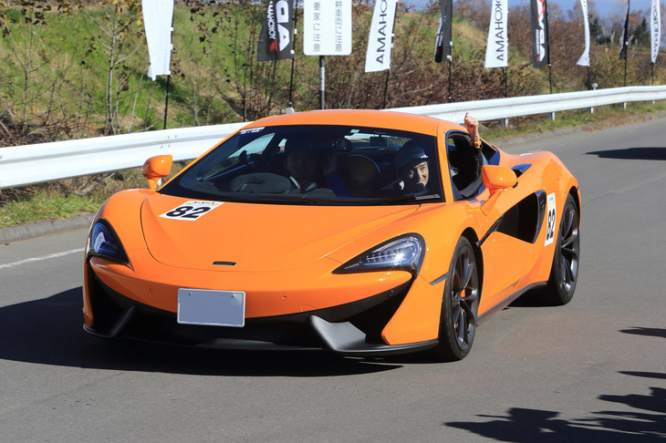 オレンジのボディーが鮮やかなこちらのクルマは、英国のスーパーカーメーカー、マクラーレンの「540C」（2017年）。