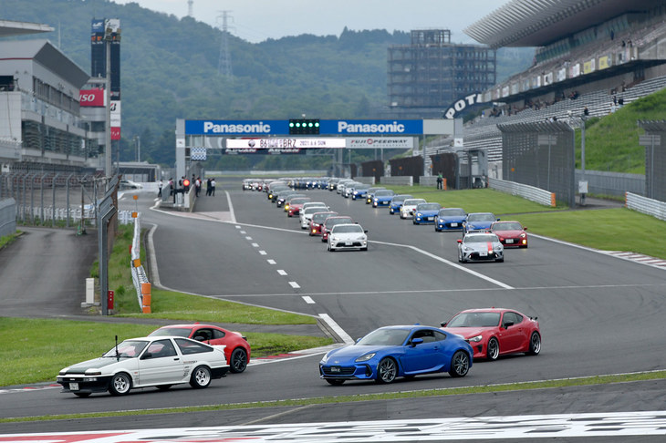 イベントのフィナーレを飾るパレードランを先導したのは、ドリキンこと土屋圭市氏と彼の愛車のAE86「トヨタ・スプリンタートレノ」だ。今回はサポート役として参加した「トヨタGR 86」と新型「スバルBRZ」だが、来年のイベントでは、多くのオーナーが自慢の愛車として持ち込むことだろう。（写真提供：スバル）