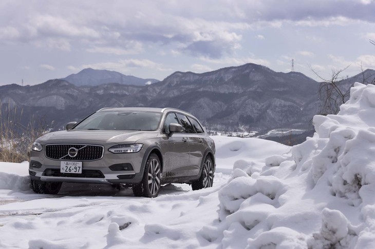 試乗車は「ボルボV90クロスカントリー」の上位グレード「B6 AWDプロ」。積雪路を求めて群馬県北部を目指した。