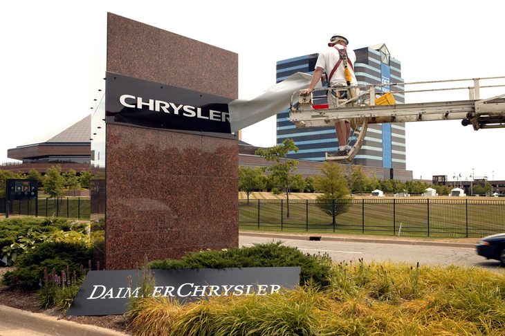 ダイムラーとの協業解消に伴い、社名サインが張り替えられる様子。ダイムラーとクライスラーによる世紀の大合併は、わずか9年で幕を下ろした。