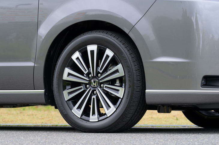 タイヤサイズが205/55R17となるのは「スパーダ プレミアムライン」のFF車のみ。同グレードの4WD車を含め、その他の仕様はすべて205/60R16だ。