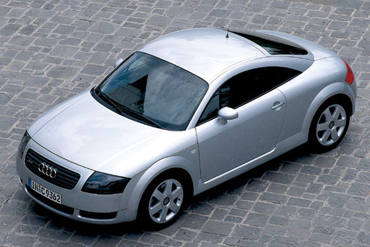 1998年にデビューした初代「アウディTT」。開発前段階のデザインスタディーモデルと変わらぬ個性的な姿で製品化され、話題となった。
