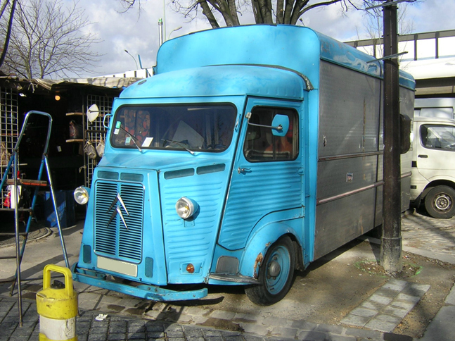 「シトロエンHトラック」。クリニャンクールの市場にて2004年撮影。この時点ですでに、一帯に1台という少なさであった。