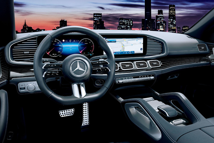 高光沢なブラック仕上げと、流れるようなラインデザインを施した「MANUFAKTURハイグロスブラックフローイングラインピアノラッカーウッドインテリアトリム」が採用されたインテリア。