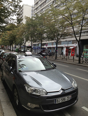 パリ15区にて。「シトロエンC5」のタクシー。