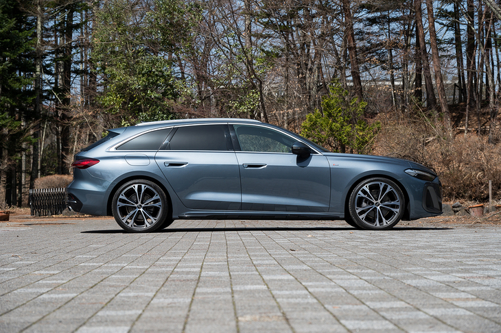 ボディーのスリーサイズは全長×全幅×全高＝4835×1860×1470mm（この個体はオプションのサスペンション装着のため1450mm）。全方位にわたって拡大しており、先代の「A6」に近いサイズ感になった。