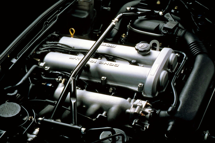 エンジンは直4 DOHC。当初の排気量は1.6リッターだったが、後に1.8リッターに拡大された。