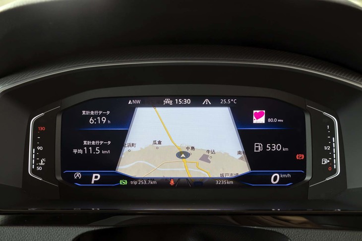 メータークラスターは10.25インチの液晶タイプ。円形メーターやカーナビのマップなど、表示バリエーションは豊富。