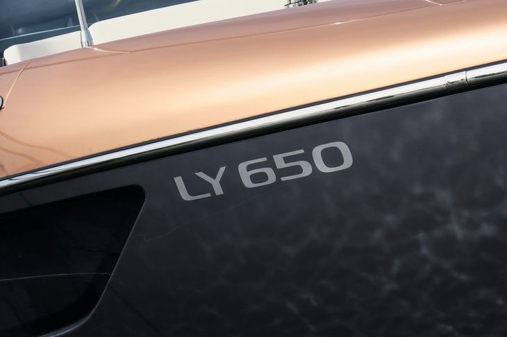 レクサスLY650（「LY650」ロゴ）