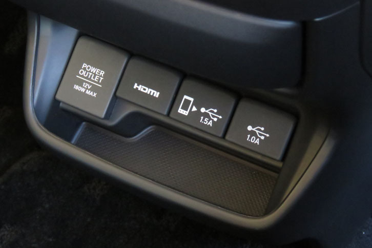 ホンダ・フリードハイブリッドEX（12V電源と各種接続ソケット）
