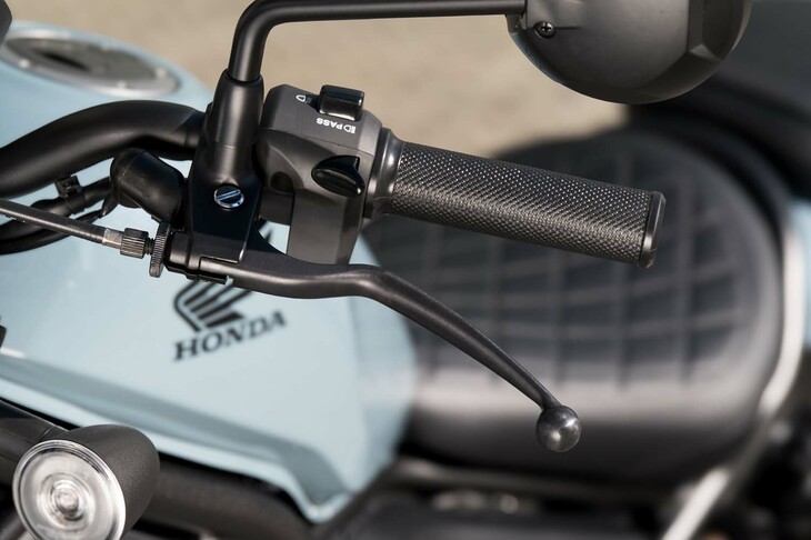 左のハンドルまわりに残されたクラッチレバー。「レブル250」では「CB650R／CBR650R」のように「E-Clutch」のオン／オフ切り替えはできないが、クラッチレバーを握ればそちらの操作が優先され、手動でのクラッチ操作が可能となる。