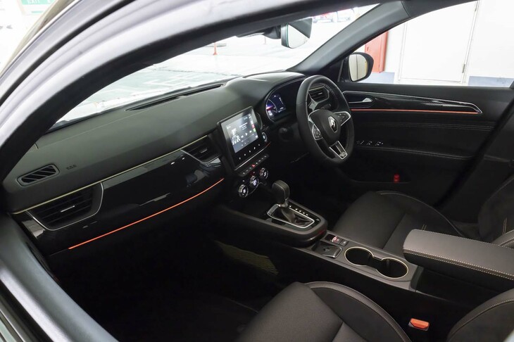 アンビエントライトはドライブモードに応じてカラーリングが変わる。全8色から任意に選ぶこともできる。